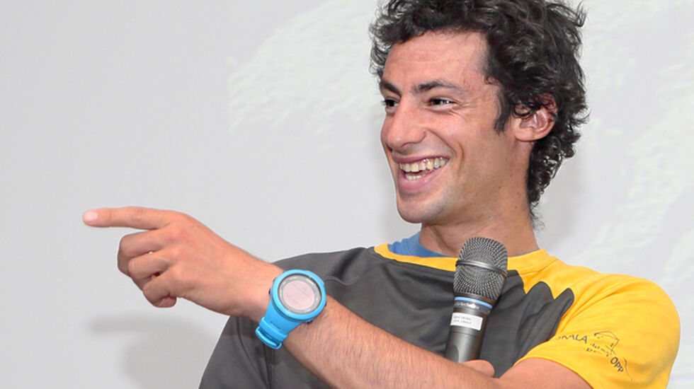Legende: Kilian Jornet Burgada ler og peker på Jonathan Wyatt, når speakeren sier at han er en legende innen fjelløping. 27-åringen fra Spania har allerede vunnet VM i Skyrunning hele seks ganger og har fått legendestatus når det gjelder løping i røft fjellterreng. Han blir allerede omtalt som en legende til tross for sin unge alder. (Foto: Ole Arne Schlytter)