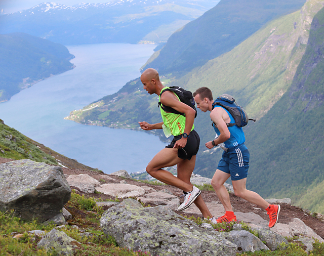 Johan Bugge og Joseph Gray har vært i tet siden starten på Tjugen og har vekslet på å dra til de her har løpt 5 km og er på ca. 1050 meters høyde. Men nå er det  Joseph Gray som er i føringen og fra 1300 moh drar han fra. (Foto: Ole Arne Schlytter)