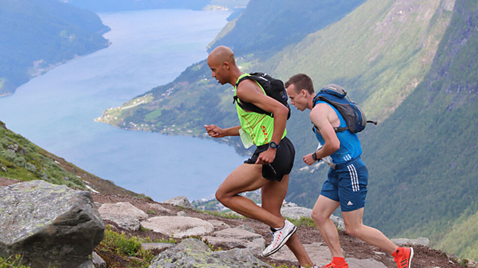 Johan Bugge og Joseph Gray har vært i tet siden starten på Tjugen og har vekslet på å dra til de her har løpt 5 km og er på ca. 1050 meters høyde. Men nå er det  Joseph Gray som er i føringen og fra 1300 moh drar han fra. (Foto: Ole Arne Schlytter)