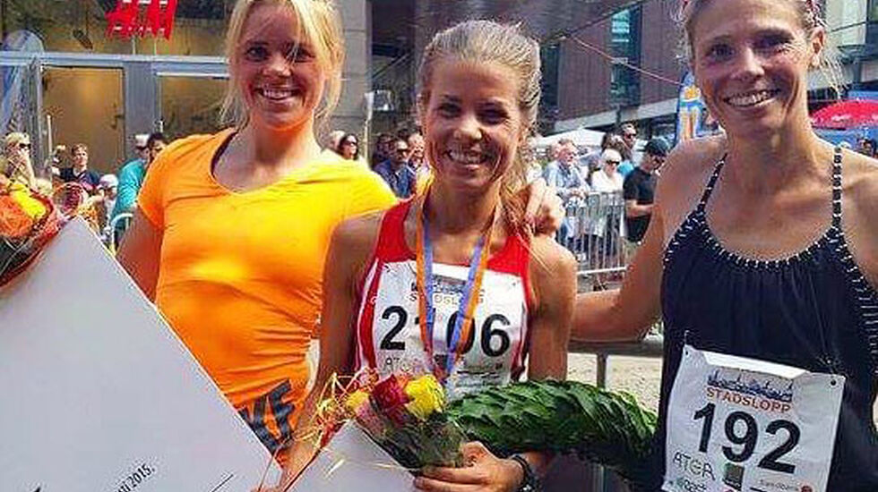 Ida Bergsløkken flankert av nr.2 og nr.3 på 5km i Norrköpings Stadslopp.  Foto: Bergsløkkens facebookside.