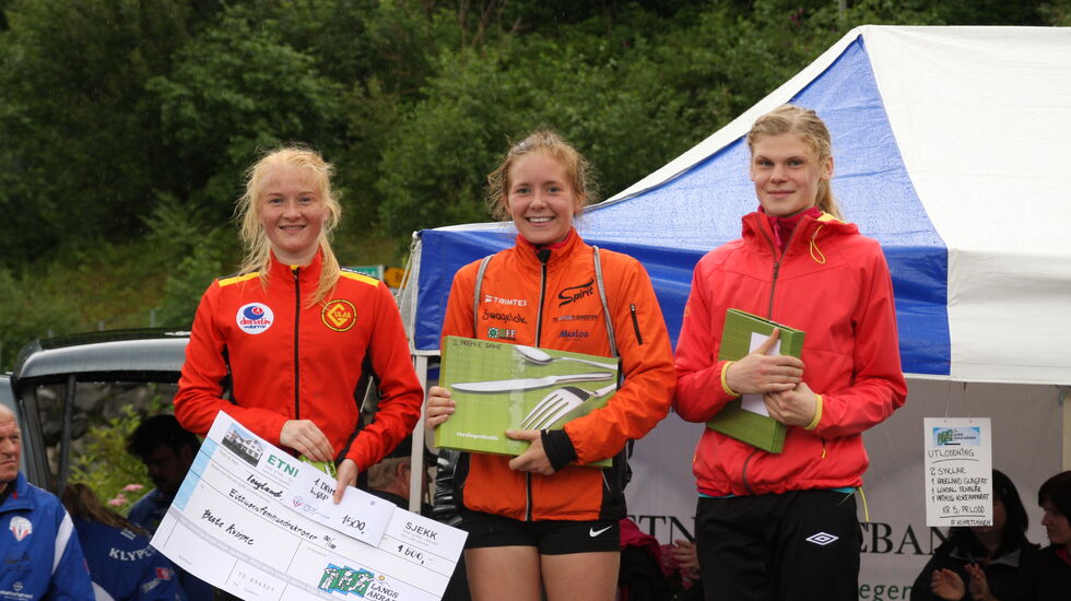 Høgt nivå på damepallen. Frå venstre vinnaren Kjersti Fresvik, så nr. 2 Janne Elin Vatnaland og nr. 3. Ellinor Austrheim.