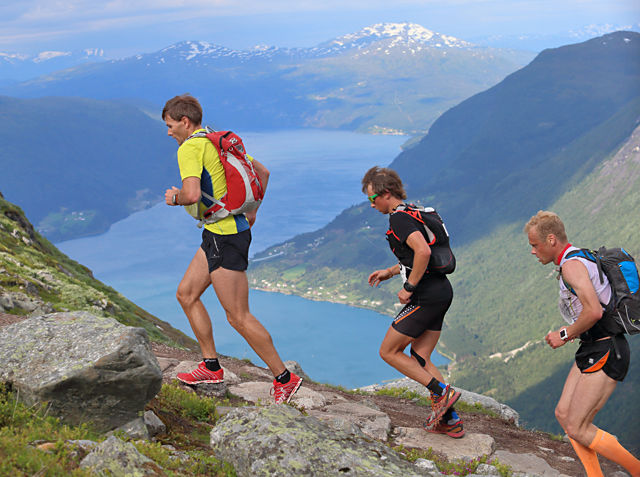 Flott utsikt: Vi ser langt utover fjord, fjell og breer både underveis i løpet og på toppen. (Foto: Ole Arne Schlytter)