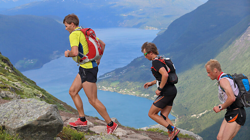 Flott utsikt: Vi ser langt utover fjord, fjell og breer både underveis i løpet og på toppen. (Foto: Ole Arne Schlytter)