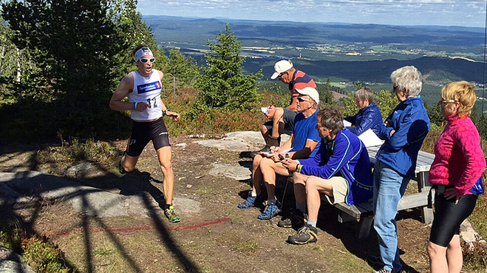 Kristian Myhre Hellerud kom først opp mens tidtakere og tilskuere nøt været. (Foto: Trond Urdahl)