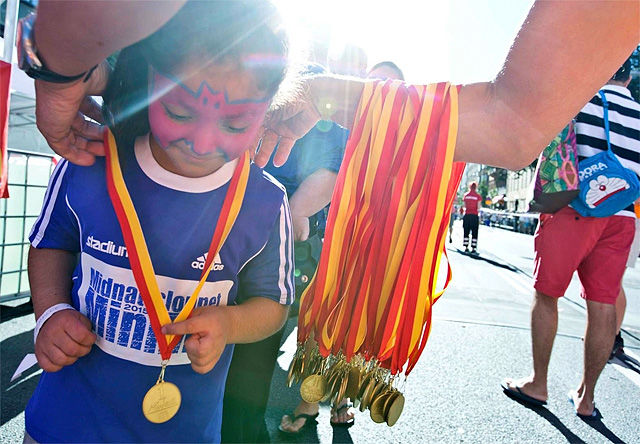 Medaljer ble delt ut til nesten 30 000 løpere i alle aldre under Midnattsløppet i Stockholm. (Foto: arrangøren)