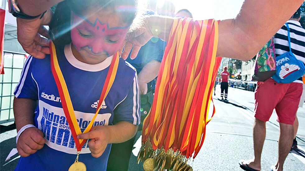 Medaljer ble delt ut til nesten 30 000 løpere i alle aldre under Midnattsløppet i Stockholm. (Foto: arrangøren)