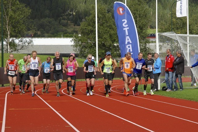 Fra starten på helmaraton 2014 inne på stadion før løperne tar fatt på selve rundløypen Fra starten av helmaraton 2014. Foto: Helge Fuglseth