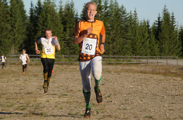 Vinner H15-16 Even Lindas, Elverum spurter i mål 2 sekunder foran Simen Ballangrud, Raufoss IL Orientering. (Foto: Stein Arne Negård)