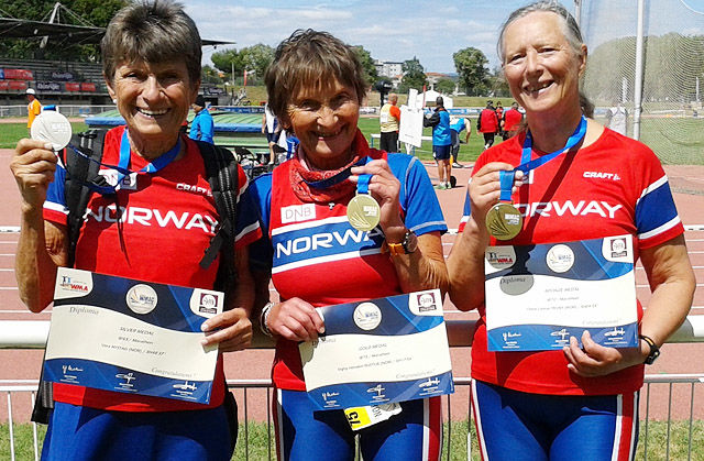 Vera Nystad, Signy Henden Rustlie og Oline Yksnøy  med medaljer i VM for veteraner i Frankrike 2015 . (Foto: Turid Veggeland)