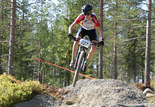 Regionmesteren i klasse M13-14, Jonas Vika fra  Brumunddal SK, i et luftig svev på Gåsbu. (Foto: Stein Arne Negård)