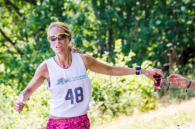 Viviana Hiis inntok væske underveis og vant Vegårshei Halvmaraton. (Foto: Håvard Smeland)