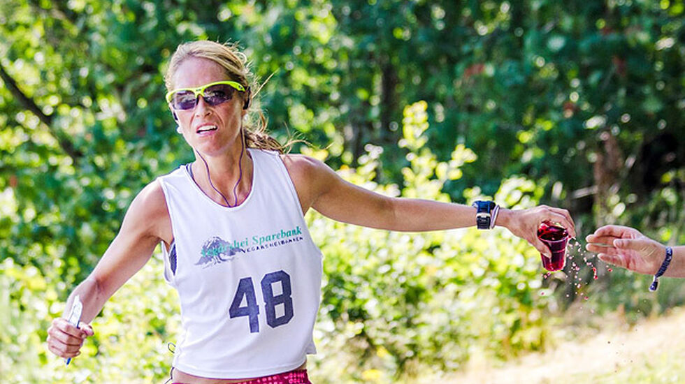 Viviana Hiis inntok væske underveis og vant Vegårshei Halvmaraton. (Foto: Håvard Smeland)