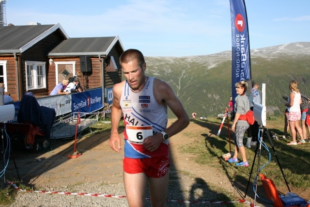 Emil Wingstedt går i mål som vinner av fredagens ekstremløp, dagen etter vant han ultraløpet og med 2. plass på motbakkeløpet ble det seier i trippelen (foto: Nils Hætta)