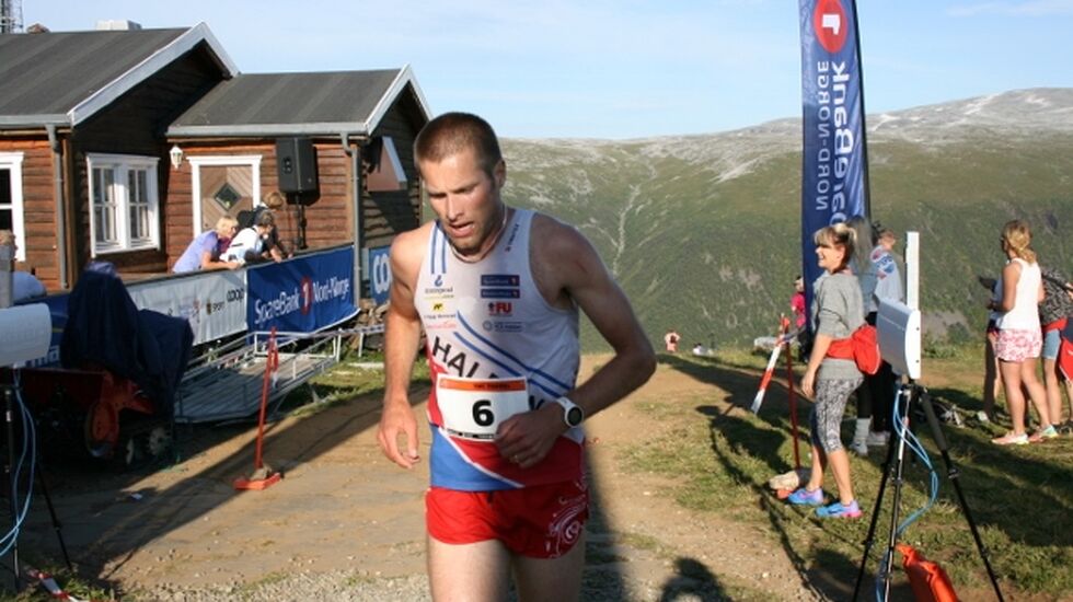 Emil Wingstedt går i mål som vinner av fredagens ekstremløp, dagen etter vant han ultraløpet og med 2. plass på motbakkeløpet ble det seier i trippelen (foto: Nils Hætta)