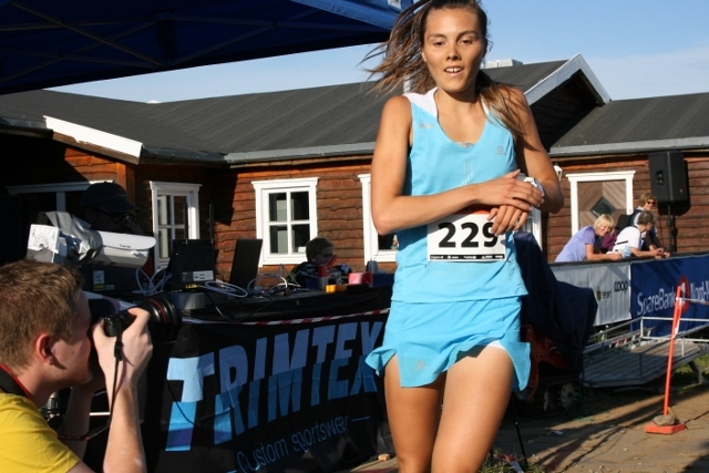 Yngvild Kaspersen løper i mål som vinner av Ekstremløpet i Tromsø 2015. Nå er 21-åringen klar for VM (foto: MSM)