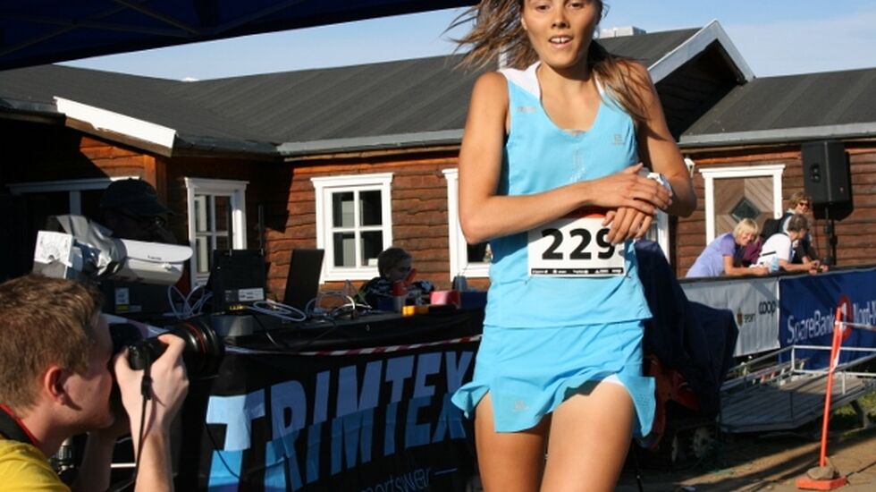 Yngvild Kaspersen løper i mål som vinner av Ekstremløpet i Tromsø 2015. Nå er 21-åringen klar for VM (foto: MSM)