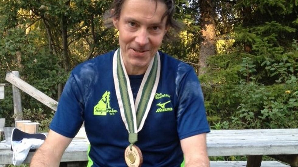 Arne Martinus Lindstad med medalje etter fullført løp (foto: Linda Iren Øksendal).