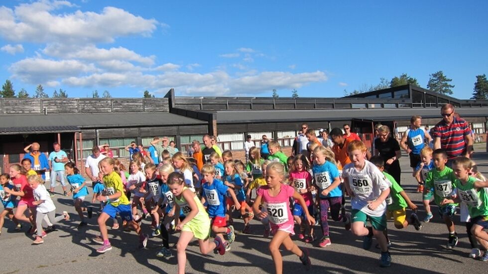 Fra starten på Preståsrunden 5,6 km (foto: Torill Blakkisrud).