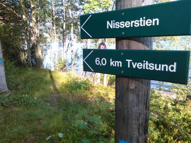 Ny skilting ved den nye Nisserstien som halvmaratonløperne skal løpe to ganger (foto: Helge Reinholt).