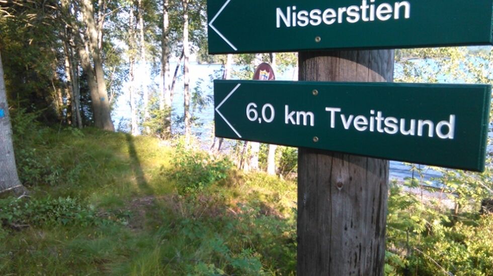 Ny skilting ved den nye Nisserstien som halvmaratonløperne skal løpe to ganger (foto: Helge Reinholt).