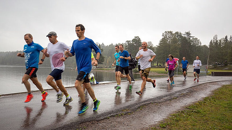 Vått men gode løpsforhold under det 429. Sognsvann Rundt Medsols som ble arrangert onsdag. Foto: Jørgen Lindalen