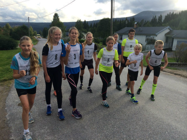11 unge løpere klare til start på Fuglberget opp og høstens motbakkecup i Trysil. (Foto: Hilde Hagevik Bakke)