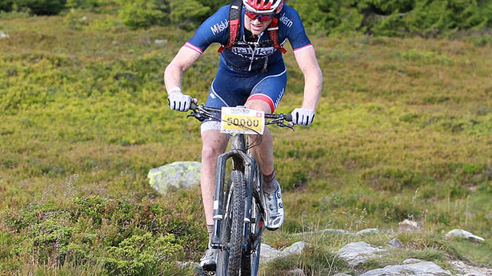 Etter 90 km: Ola Kjøren leder med 6 minutter på vei opp på Nevelfjell. (Foto: Kjell Vigestad)