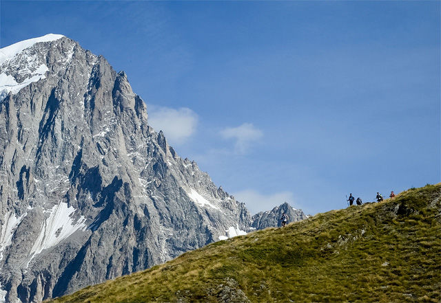 Naturen som møter løperne i Ultra-trail du Mont Blanc er mektig. I år har fjella vært bada i solskinn. (Foto: Ultra-Trail du Mont-Blanc® - Pascal Tournaire