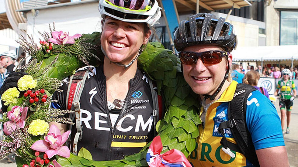 Damer elite: Sveitsiske Ariane  Kleinhans med seierskransen og svenske Jennie Stenerhag ble nr. 1 og 2 etter en tøff duell inn mot mål. (Foto: Kjell Vigestad)