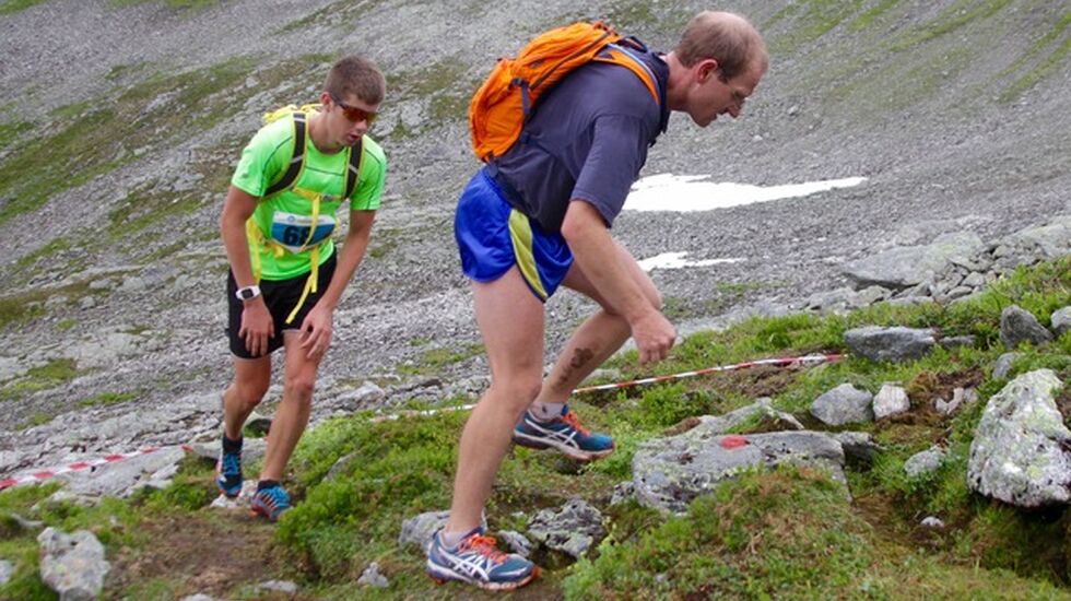 Harald Birkeland Larsen (bak) og Are Uran følgte hverandre tett under heile løpet og de var også likt i mål
