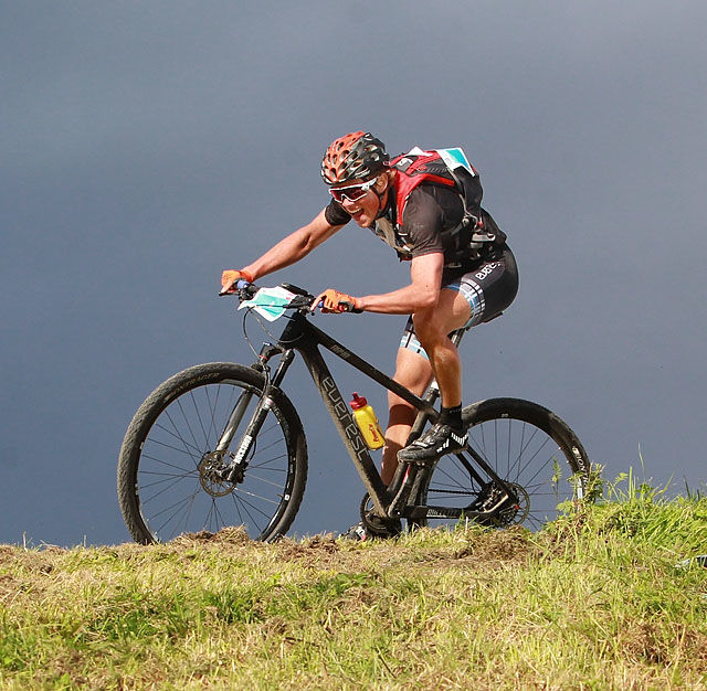 Fjorårsvinner: 23 år gammel vant Carl Fredrik Hagen foran langt mer merriterte syklister. Her i siste bakken rett før mål. (Foto: Kjell Vigestad)