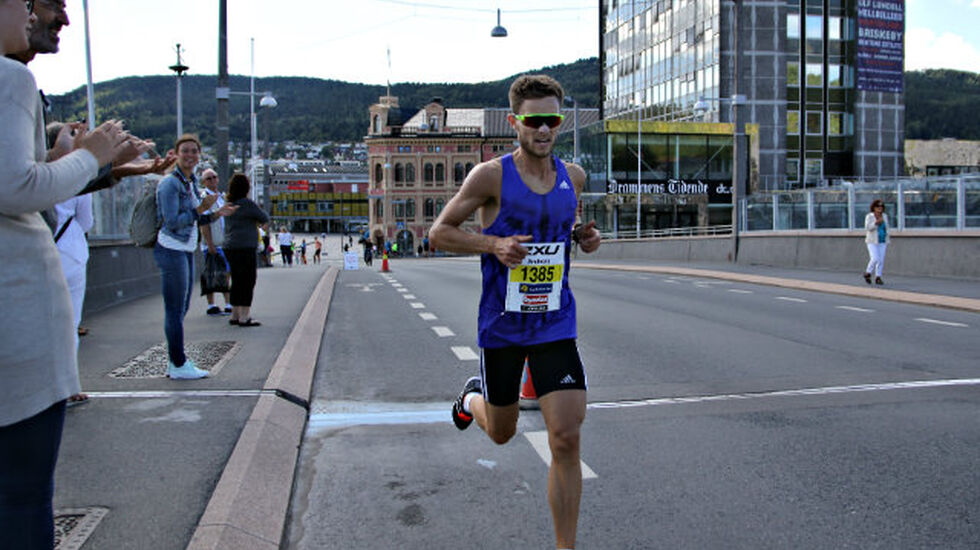 Andreas S. Myhre perset etter å ha løpt solo så godt som hele veien. Foto: Heming Leira
