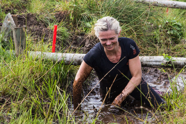 Vinner av kvinneklassen i Over stokk og stein 2015, Gro Langstøyl Ulstein under et av grøftehindra. Foto: Einar Fannemel