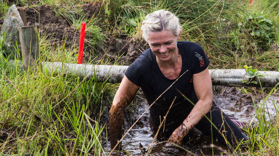 Vinner av kvinneklassen i Over stokk og stein 2015, Gro Langstøyl Ulstein under et av grøftehindra. Foto: Einar Fannemel