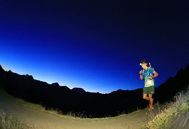 Xavier Thevenard løp fort både gjennom natta og dagen og tok sin andre seier i Ultra-trail Mont Blanc. (Foto: Ultra-Trail du Mont-Blanc® Franck Oddoux)