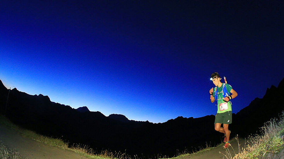 Xavier Thevenard løp fort både gjennom natta og dagen og tok sin andre seier i Ultra-trail Mont Blanc. (Foto: Ultra-Trail du Mont-Blanc® Franck Oddoux)