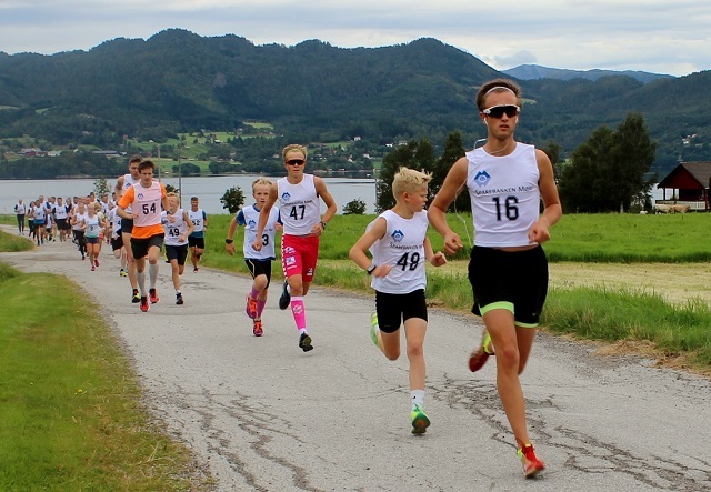 De raskeste på startflata, nr 16 Thomas Syrstad, Løkken If/Høgtun, nest beste tid i mål, nr 54 Thomas Flemmen, Team Stredet 3. beste tid, vinner Ola Aspås ligger i rygg på nr 54.
