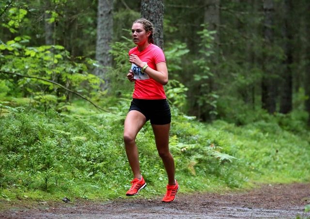 Karoline Næss løper inn til klar seier i kvinnenes 4,7 km lange terrengløype (foto: Bjørn Hytjanstorp).