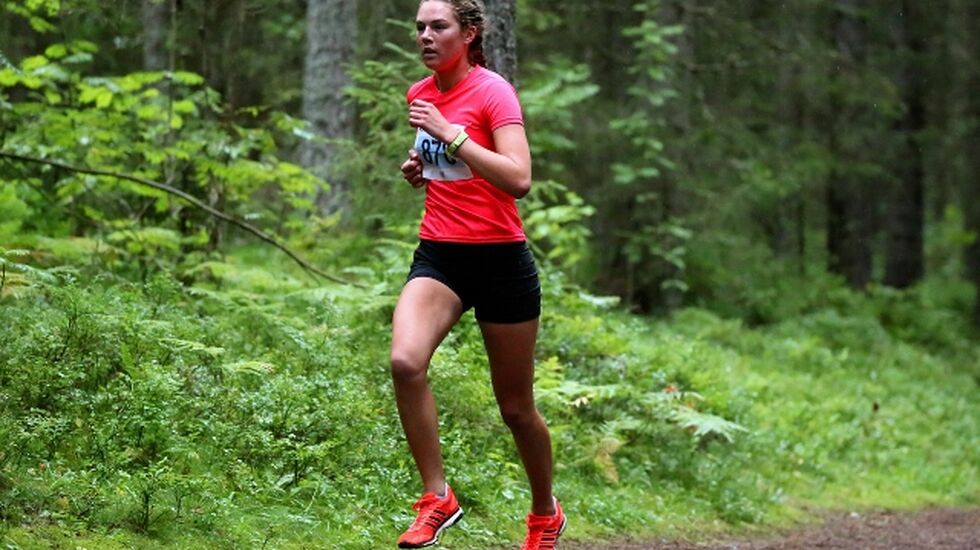Karoline Næss løper inn til klar seier i kvinnenes 4,7 km lange terrengløype (foto: Bjørn Hytjanstorp).