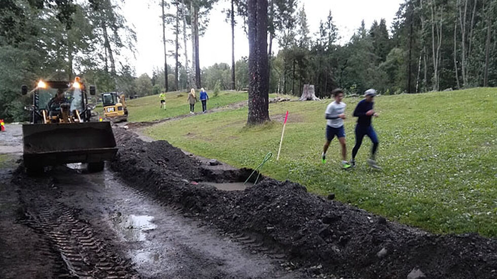 Denne onsdagen var kabelgravinga virkelig i gang på Sognsvann rett før Volleyballbanen.