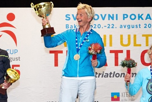 Marie Veslestaul kunne til sist smile bredt og løfte pokalen i været.