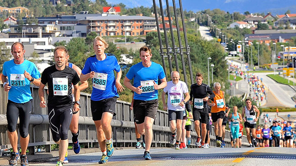 424 løp Fjord-Norge Halvmaraton i Knarvik. (Foto: Jørgen Pettersen) 