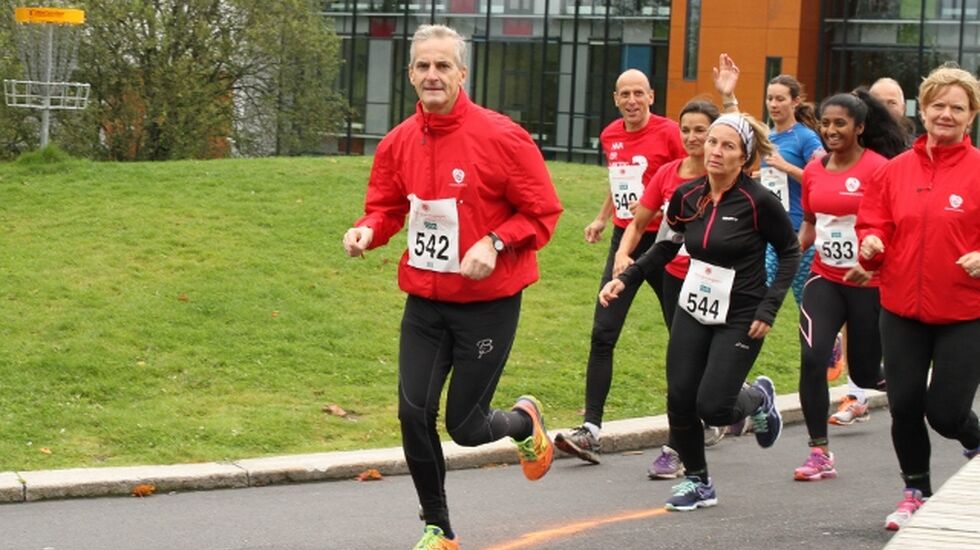 Jonas Gahr Støre var løpets største kjendis, her i front av en rød gjeng like etter start - før han løp fra de andre (foto: Olav Engen).
