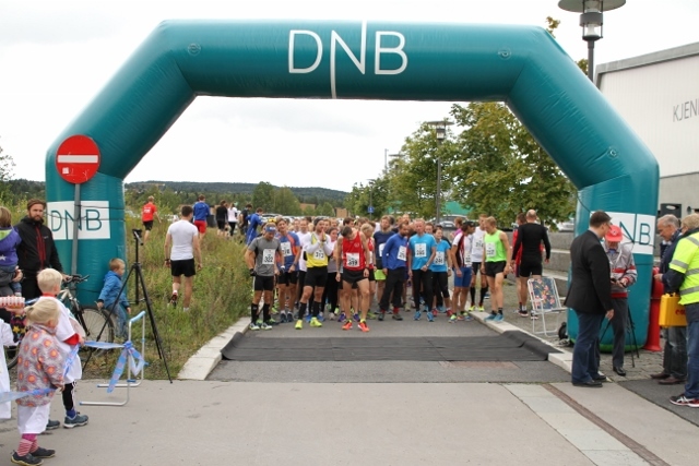 Startfeltet 10 km i fjorårets Lørenskogløpet (foto: Olav Engen).