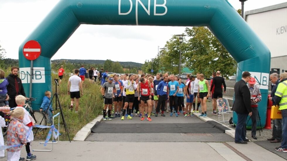 Startfeltet 10 km i fjorårets Lørenskogløpet (foto: Olav Engen).