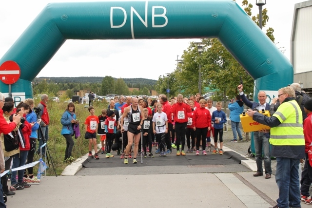 Fra starten på Lørenskogløpets 5 km i 2015. I år er det 40-årsjubileum. (Foto: Olav Engen)