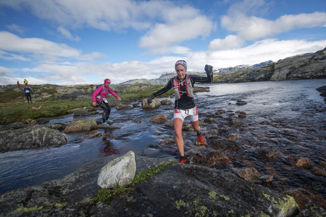 Elisabeth Borgersen og Annine Ristebraaten forserer et av de spektakulære partiene i Hardangervidda Marathon. (Foto: Kai-Otto Melau)