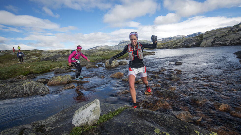 Elisabeth Borgersen og Annine Ristebraaten forserer et av de spektakulære partiene i Hardangervidda Marathon. (Foto: Kai-Otto Melau)