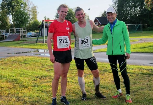 Eirik Rustad sammen med Erik Forbord i midten og løpsarrangør Odd Blakkisrud (foto: Toril Blakkisrud).