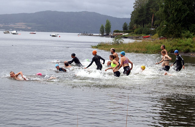 17 deltakere fra 12 til 60 år spurtet ut i Mjøsa i duskregnet første onsdagen i september